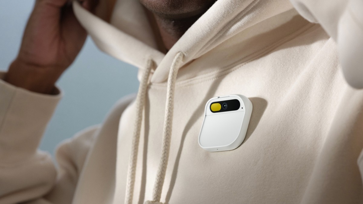 يضع Humane Ai Pin الذكاء الاصطناعي على قميصك في أداة ذات مظهر غبي مع واجهة مستخدم بدون شاشة