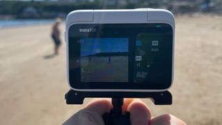 كاميرا الحركة Insta360 GO 3 على الشاطئ