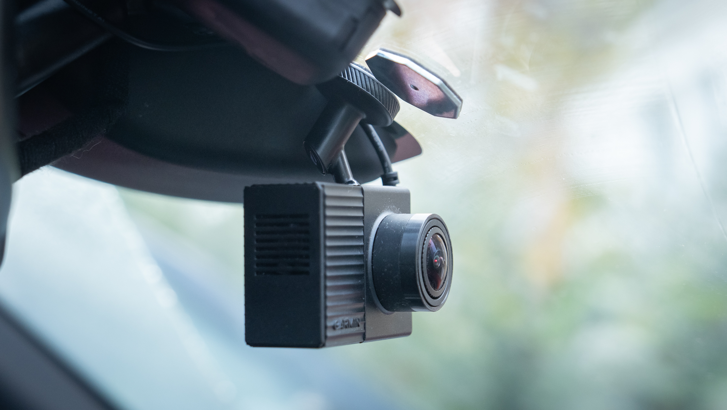 كاميرا Garmin Dash Cam Tandem مثبتة على الزجاج الأمامي للسيارة