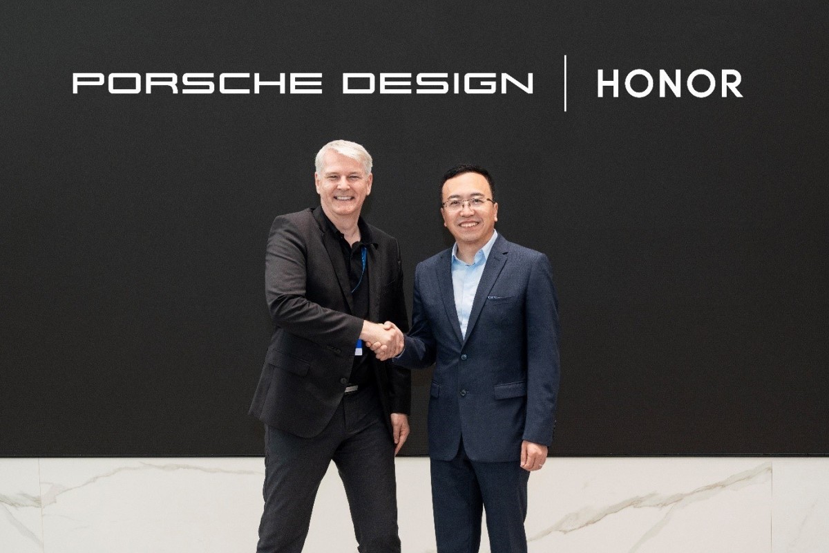 ستيفان بوشر، رئيس المجلس التنفيذي لمجموعة Porsche Lifestyle Group وجورج تشاو، الرئيس التنفيذي لشركة Honor