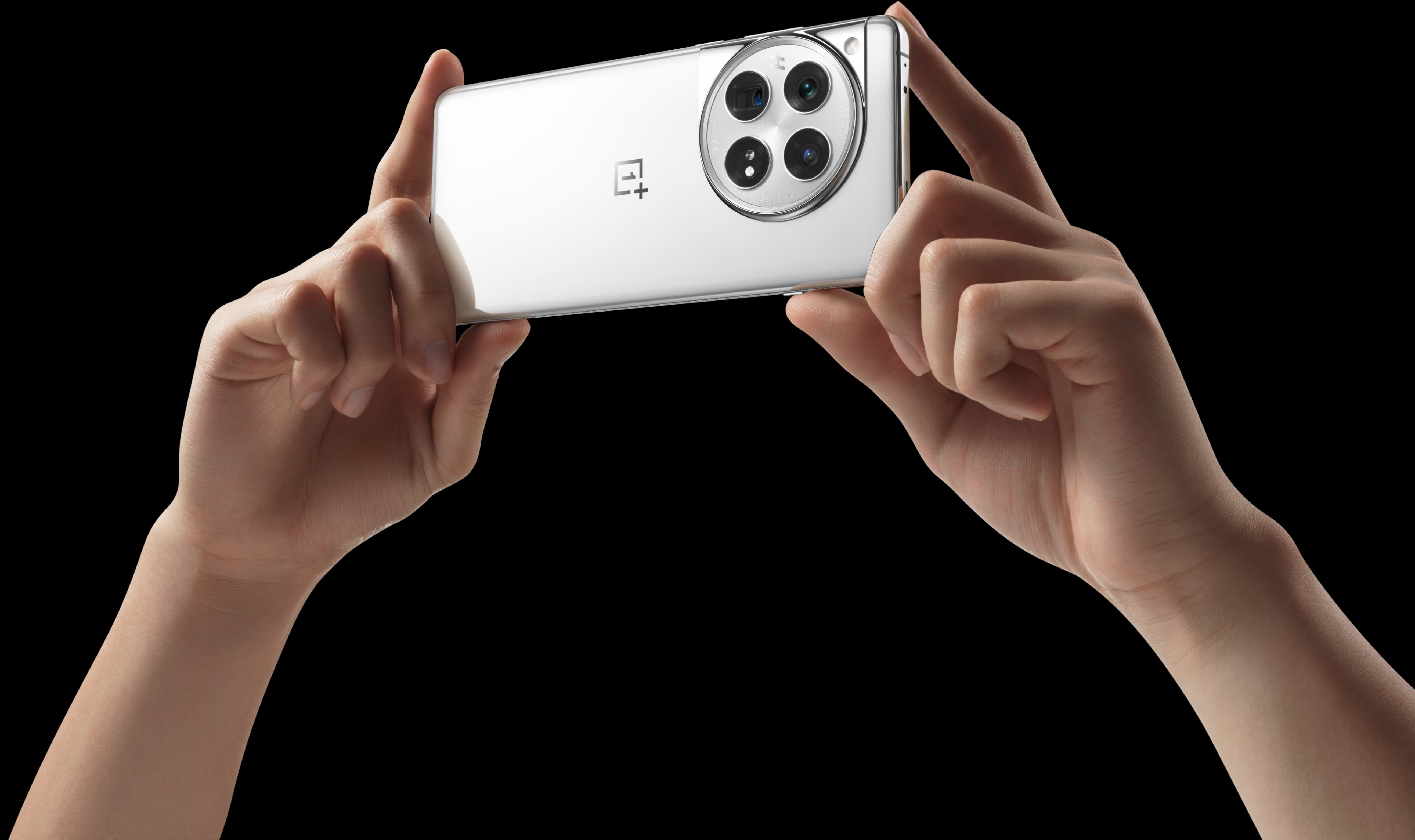 معاينة OnePlus 12: هل يمكن أن يكون هذا هو "لا عيب" هاتف 2024؟
