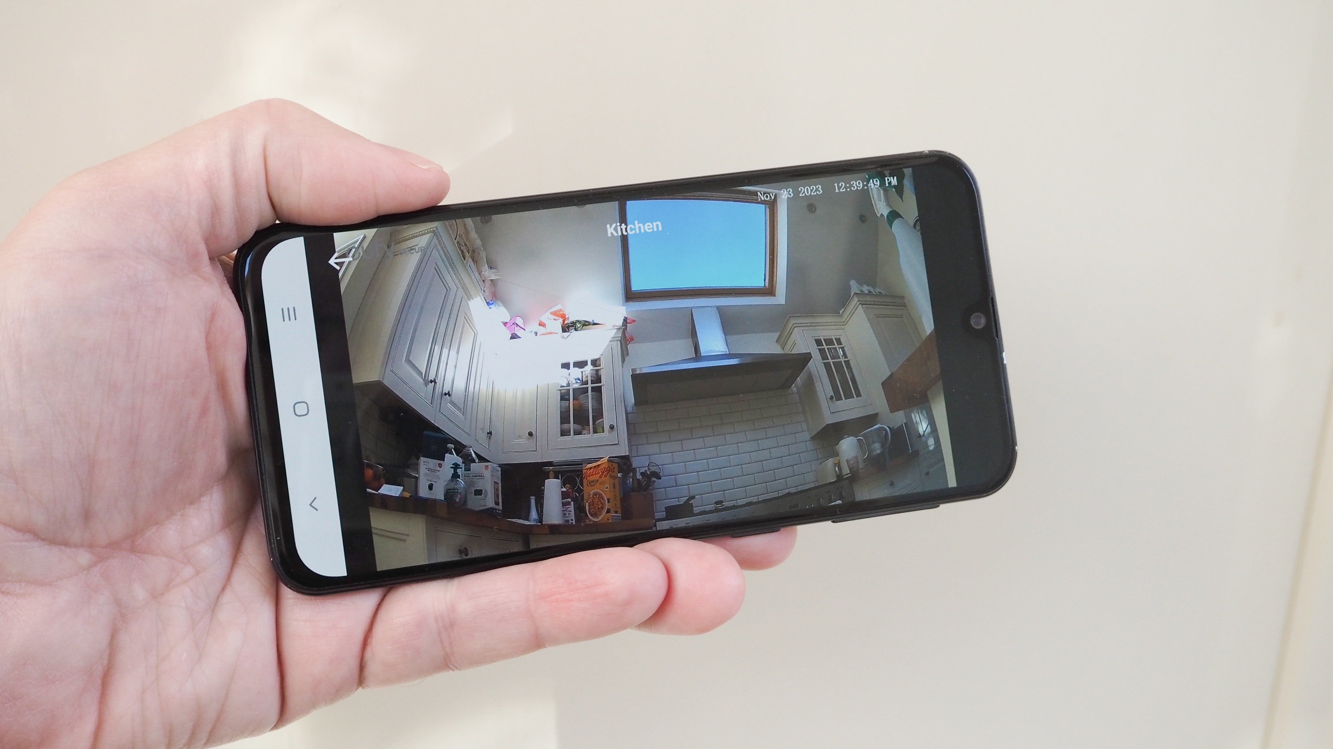 هاتف ممسوك باليد يعرض التطبيق الخاص بكاميرا Eufy Indoor Cam E220