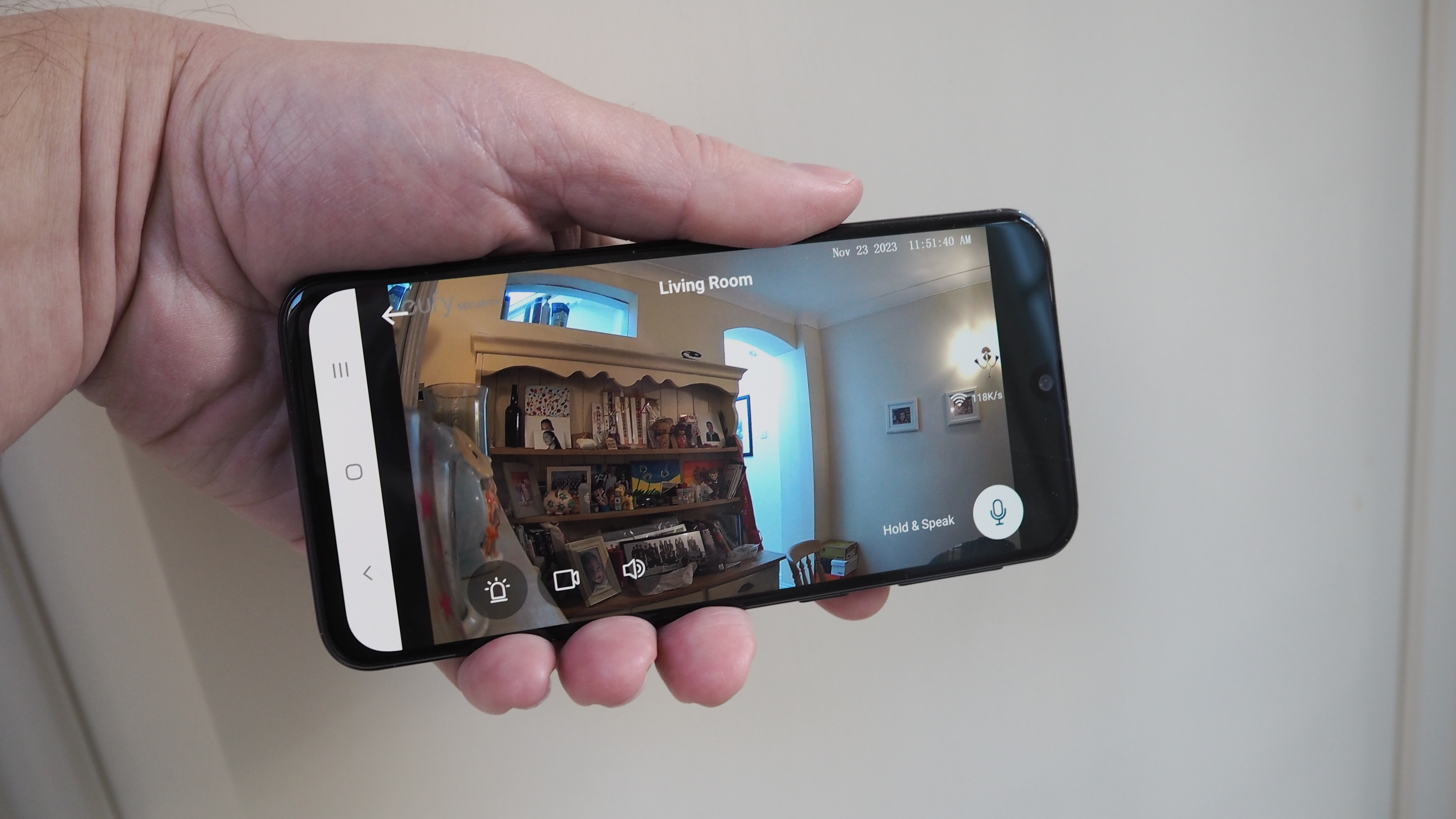 هاتف ممسوك باليد يعرض التطبيق الخاص بكاميرا Eufy Indoor Cam C120