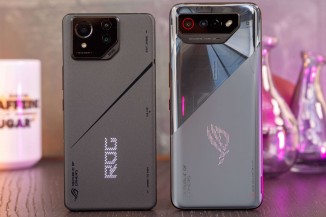هاتف Asus ROG Phone 8 Pro بجانب هاتف ROG Phone 7 Ultimate
