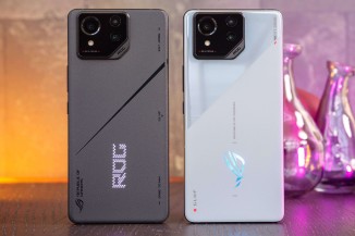 هاتف ROG Phone 8 Pro على اليسار، وهاتف ROG Phone 8 على اليمين
