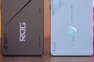 Asus ROG Phone 8 Pro على اليسار و8 على اليمين