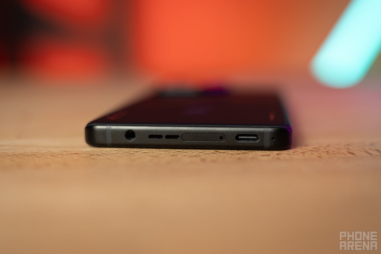 بطارية مزدوجة الخلية بسعة 5500 مللي أمبير في الساعة، يتم شحنها إما من المنفذ السفلي أو الجانبي (حقوق الصورة - PhoneArena) - الانطباعات الأولى عن هاتف Asus ROG Phone 8 Pro: حيل قديمة، تصميم جديد!