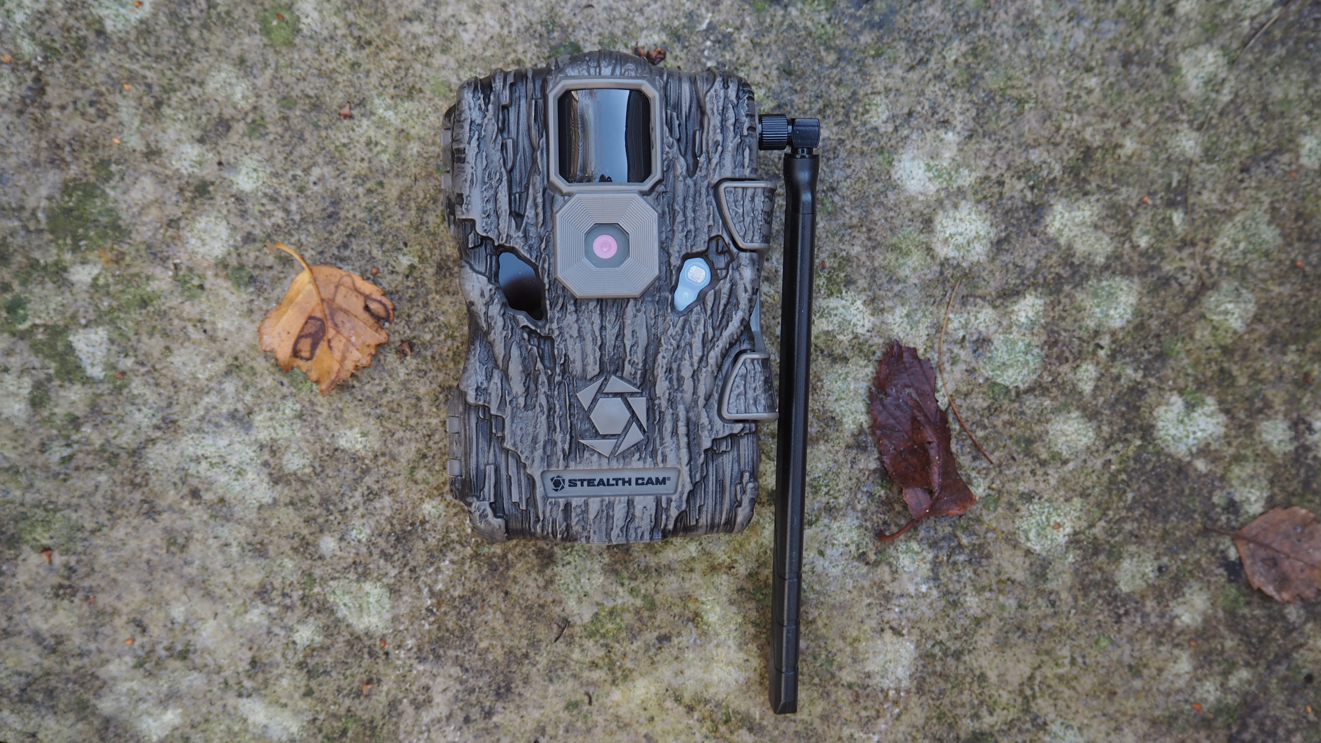 كاميرا Stealth Cam Fusion Global Trail موضوعة على سطح حجري