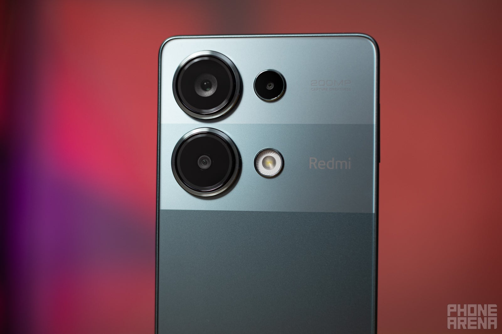 يحتوي على ثلاث كاميرات في الخلف، لكن الكاميرا الكلية ليست ذات فائدة كبيرة – مراجعة Xiaomi Redmi Note 13 Pro