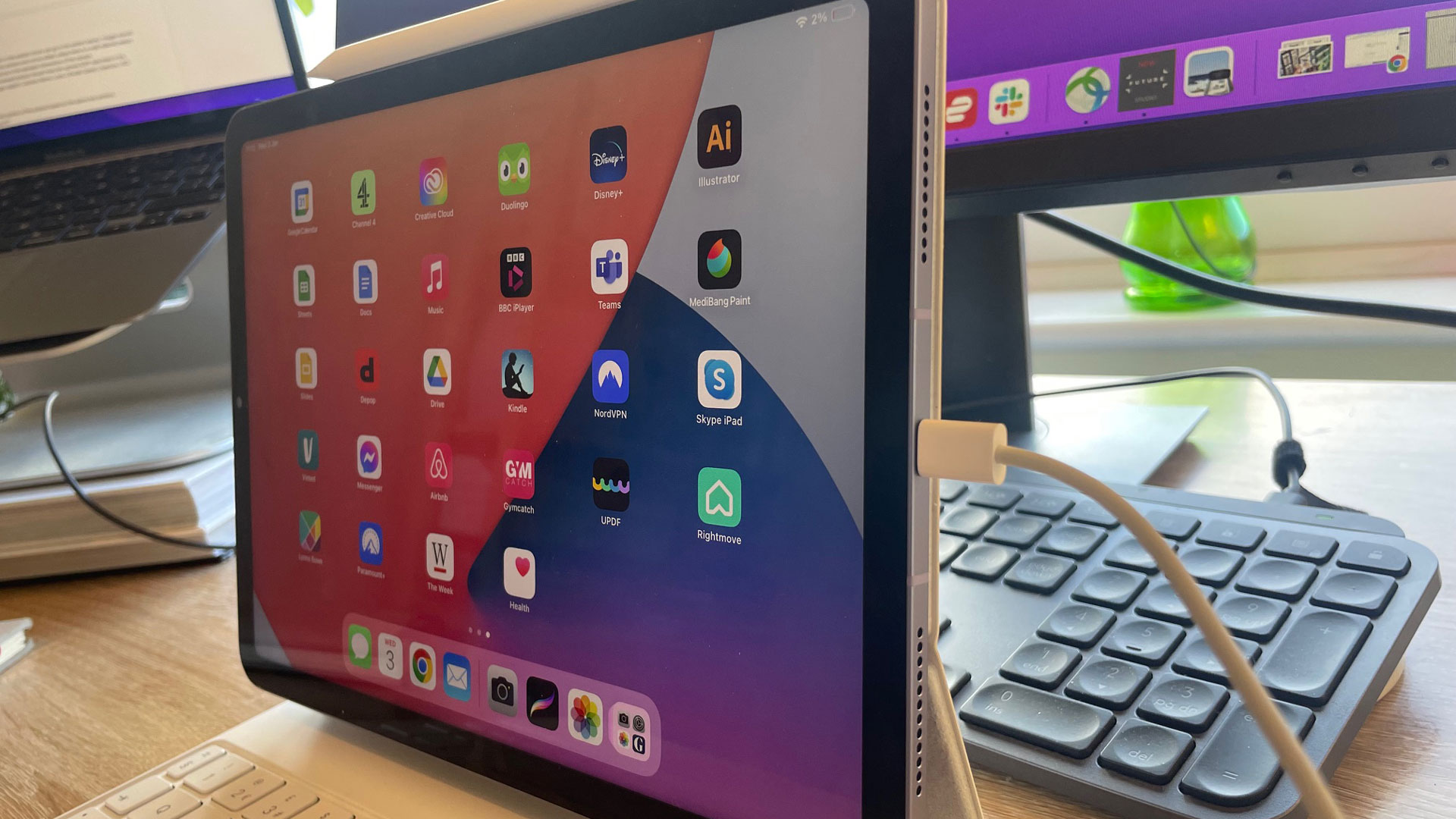 iPad Air (2022) على مكتب به قابس USB-C يخرج من جانب واحد