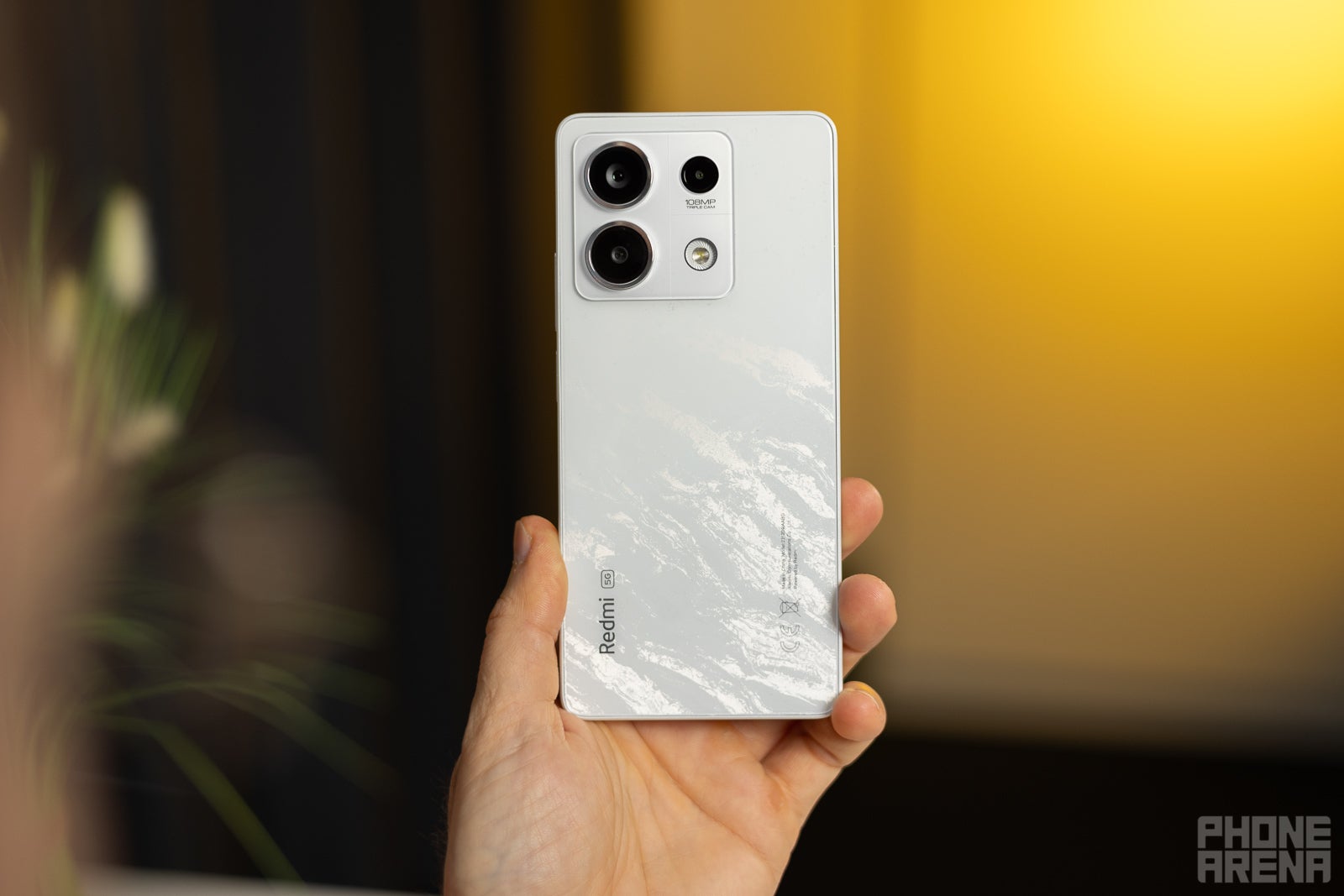 يبدو هاتف Redmi مذهلاً باللون الأبيض - مراجعة Xiaomi Redmi Note 13 5G: مظهر رائع بميزانية محدودة
