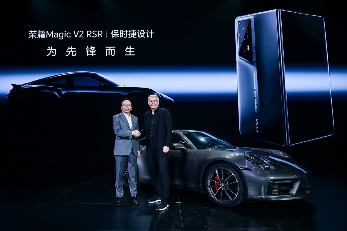جورج تشاو، الرئيس التنفيذي لشركة Honor مع ستيفان بوشر، رئيس المجلس التنفيذي لمجموعة Porsche Lifestyle Group