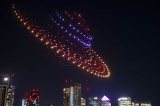 550 طائرة بدون طيار تشكل أجسامًا غريبة وكواكب وهواتف في سماء لندن في حفل إطلاق Samsung Galaxy S24