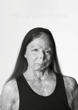 صورة الغلاف الأمامي لكتاب Tear Couture Look Book، تم تصويرها بواسطة مصور الأزياء والصور الشخصية رانكين لحملة Tear Couture Look Book.