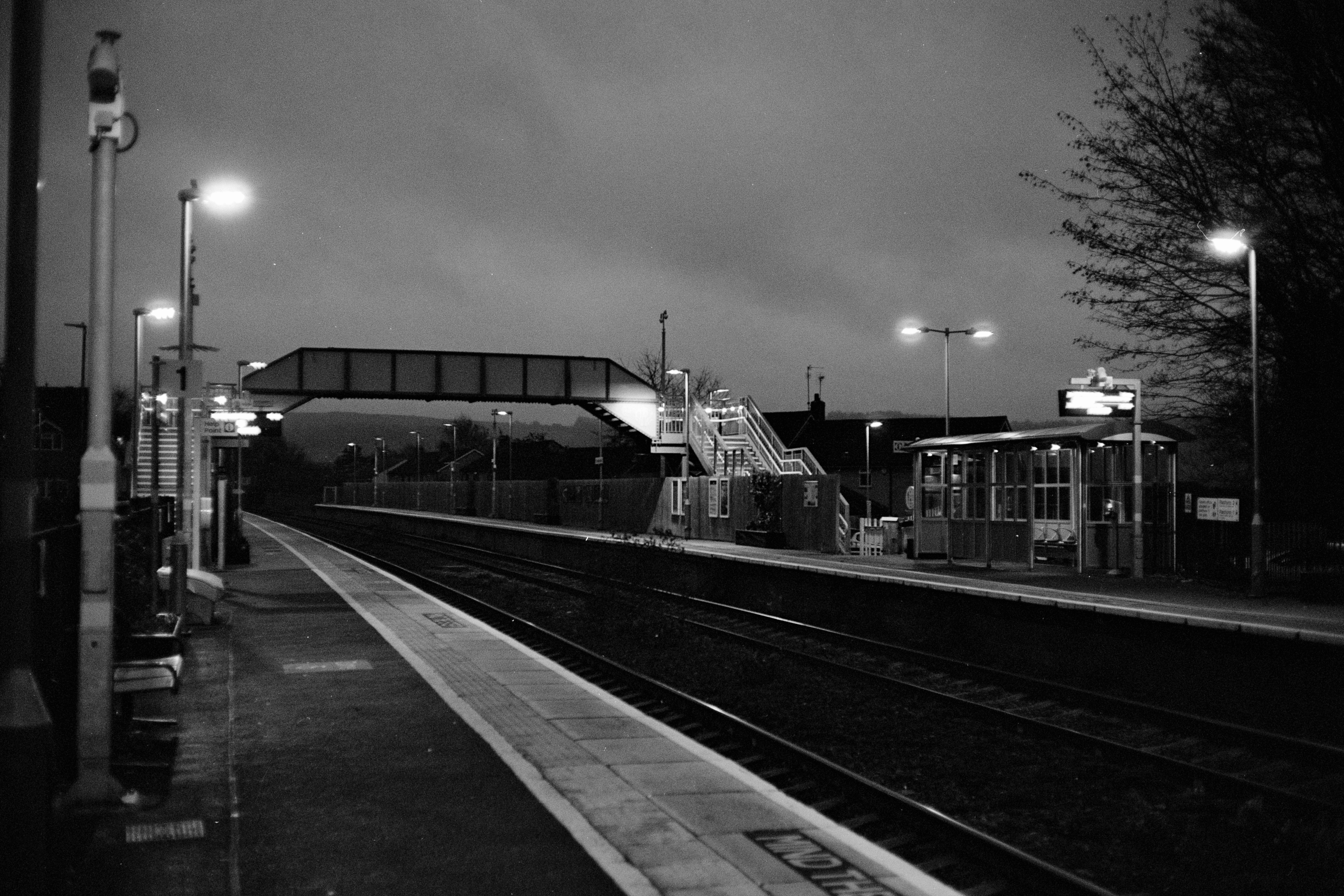 محطة القطار البريطانية ليلاً تم التقاطها بفيلم Ilford XP2 Super 35mm