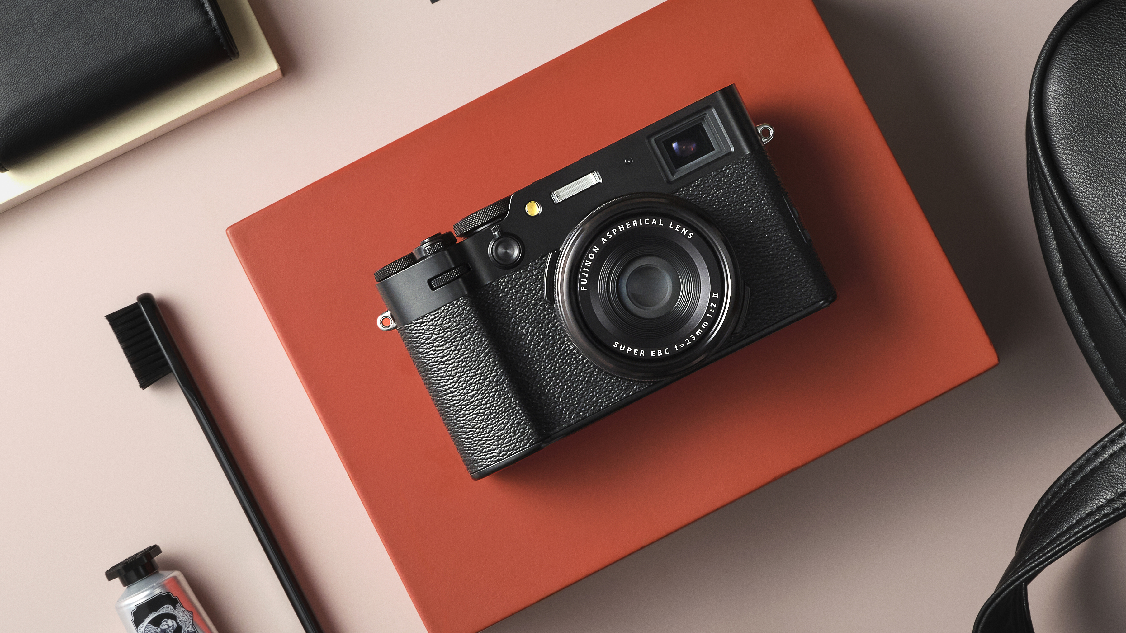 كاميرا Fujifilm X100VI باللون الأسود على صندوق برتقالي
