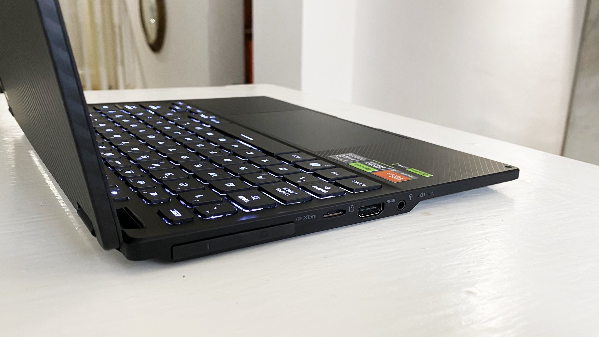 لوحة مفاتيح الكمبيوتر المحمول Asus ROG Flow X13 على مكتب أبيض