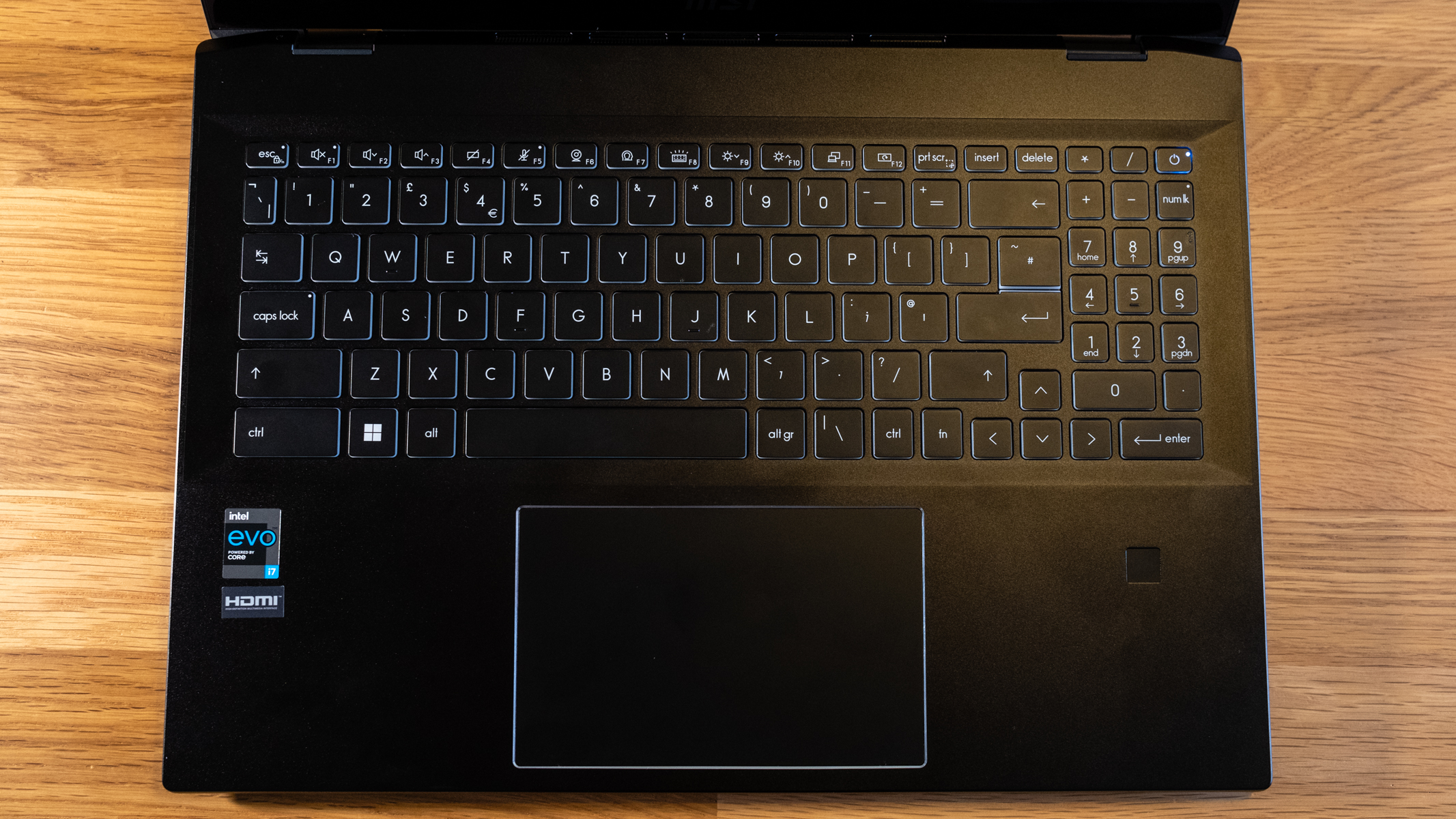 صورة مقربة للوحة مفاتيح الكمبيوتر المحمول MSI Summit E16 Flip Evo