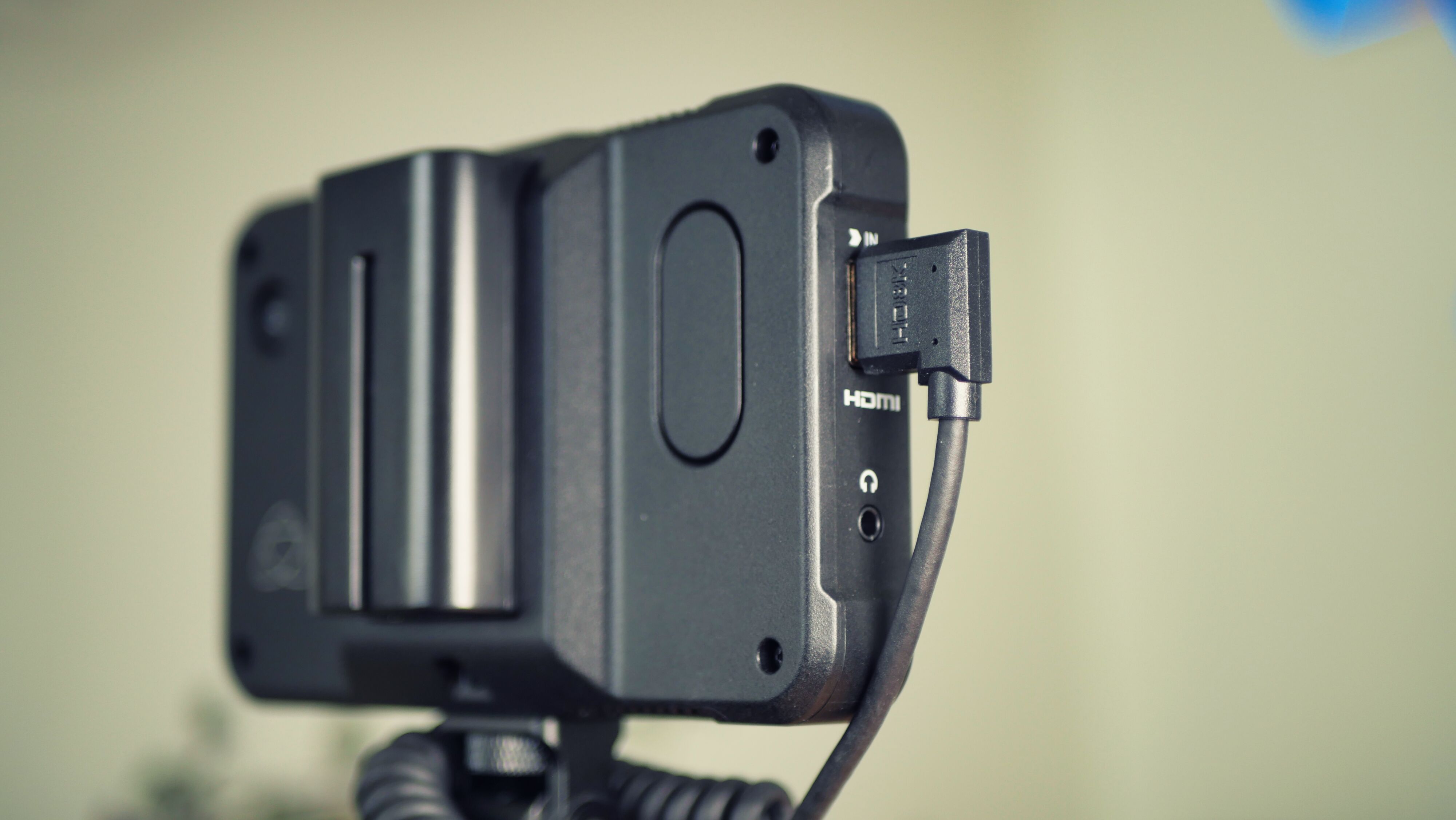 صورة مقربة لمنفذ HDMI الموجود على شاشة Atomos Shinobi الموجودة على الكاميرا والمثبتة على كاميرا باناسونيك بدون مرآة
