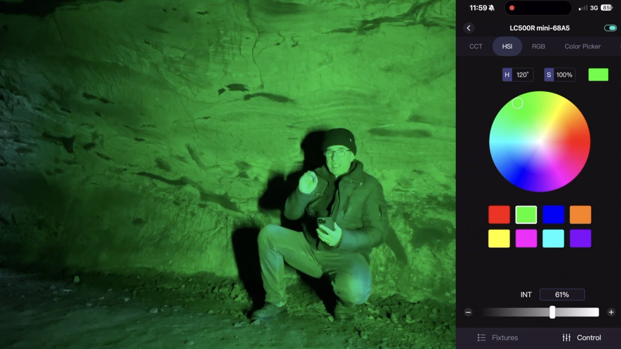 لقطة شاشة لتطبيق مصباح Godox LC500R Mini تظهر رجلاً مضاءً باللون الأخضر