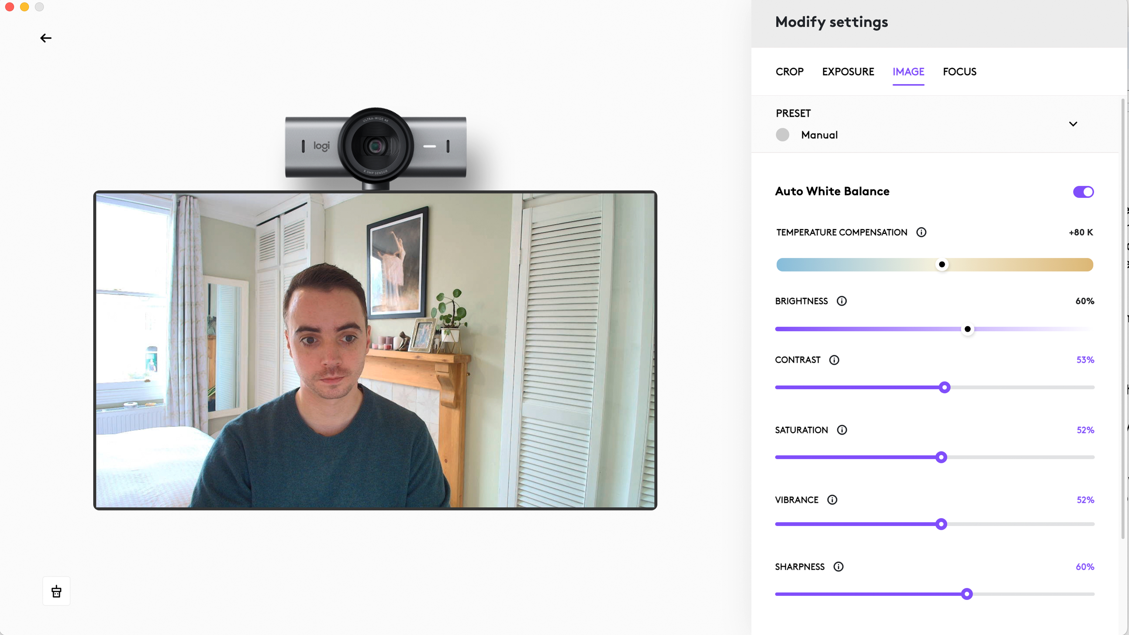 لقطة شاشة لتطبيق Logitech MX Brio تظهر رجلاً في المنزل أثناء محادثة فيديو