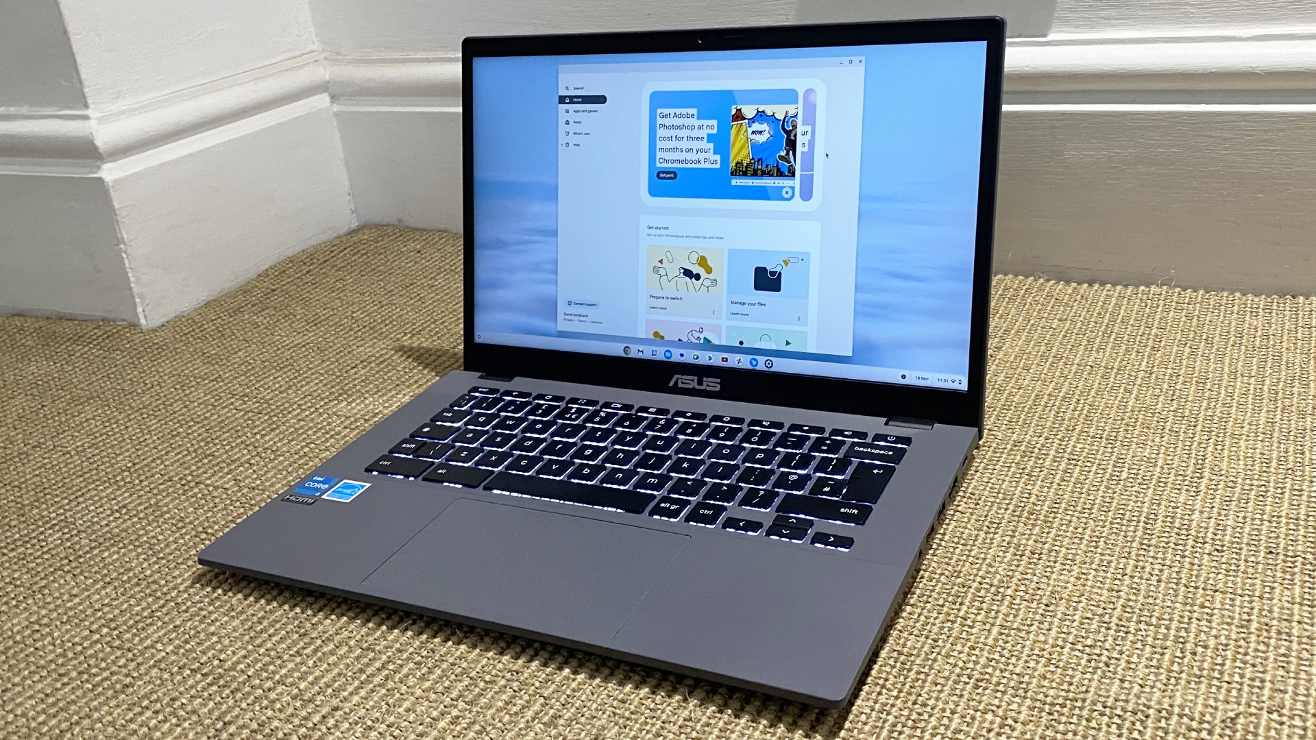 الكمبيوتر المحمول Asus Chromebook Plus على سطح منقوش باللون البيج