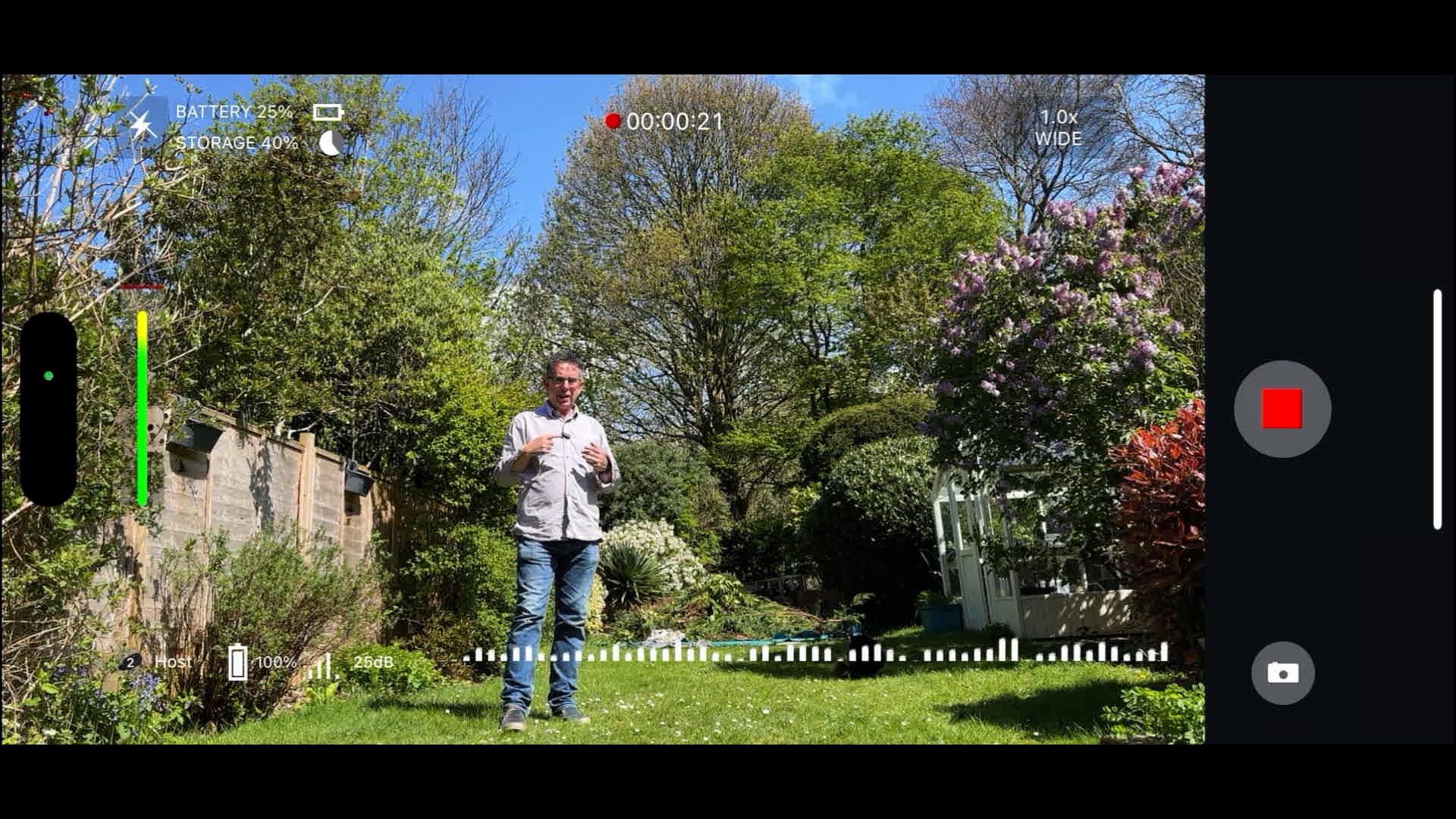 لقطة شاشة من Shure MoveMic تظهر رجلاً في حديقة